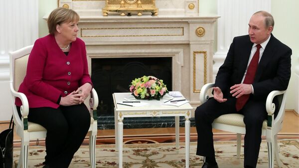 Президент РФ Владимир Путин и федеральный канцлер Германии Ангела Меркель во время встречи Президент РФ Владимир Путин и федеральный канцлер Германии Ангела Меркель во время встречи