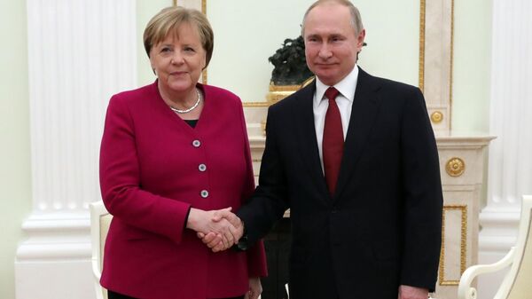 Президент РФ Владимир Путин и федеральный канцлер Германии Ангела Меркель во время встречи Президент РФ Владимир Путин и федеральный канцлер Германии Ангела Меркель во время встречи