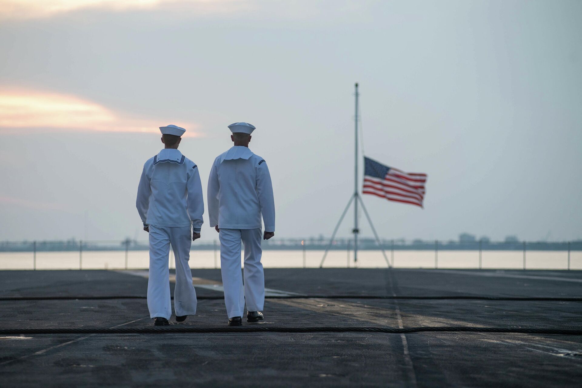 Американские военные на борту авианосца John C. Stennis Американские военные на борту авианосца John C. Stennis - РИА Новости, 1920, 27.11.2020