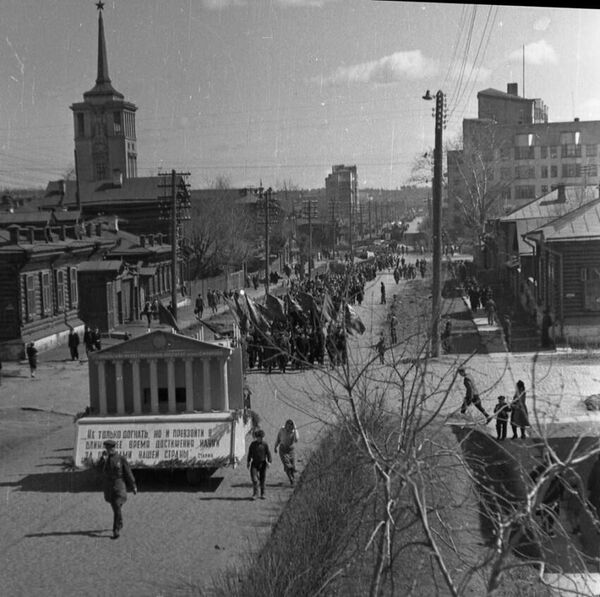 Дом Винничевских (слева). Свердловск (начало 1940-х годов) Дом Винничевских (слева). Свердловск (начало 1940-х годов)