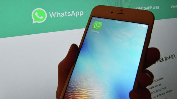 Иконка мессенджера WhatsApp на экране смартфона Иконка мессенджера WhatsApp на экране смартфона