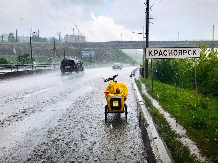 В Красноярск заезжала под ливнем В Красноярск заезжала под ливнем