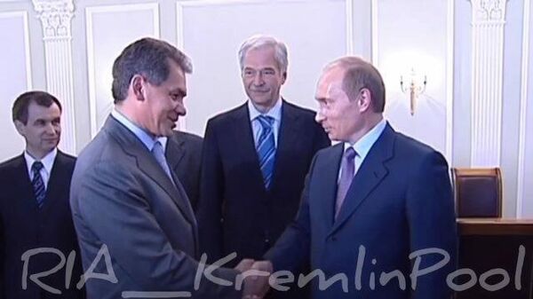 Путин поздравляет Шойгу с 50-летием. Архивные кадры Путин поздравляет Шойгу с 50-летием. Архивные кадры
