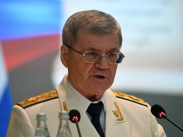 Генеральный прокурор РФ Юрий Чайка во время торжественного мероприятия, посвященного 298-й годовщине образования российской прокуратуры Генеральный прокурор РФ Юрий Чайка во время торжественного мероприятия, посвященного 298-й годовщине образования российской прокуратуры