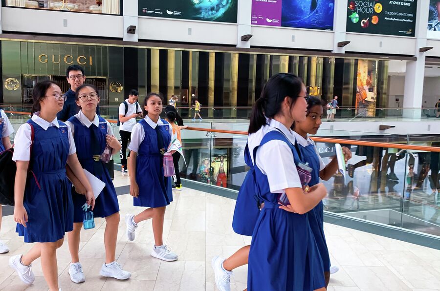 Сингапур, школьницы в торговом центре Marina Bay Sands Сингапур, школьницы в торговом центре Marina Bay Sands