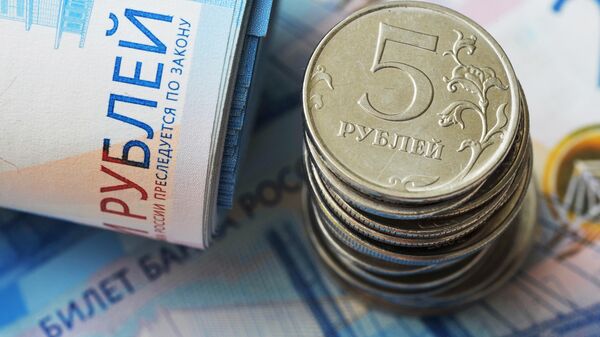 Банкноты номиналом 2000 рублей и монеты номиналом 5 рублей