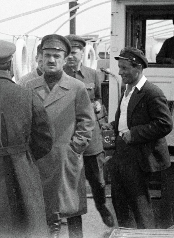 Народный комиссар пищевой промышленности СССР Анастас Микоян на рыболовецком судне в Каспийском море Народный комиссар пищевой промышленности СССР Анастас Микоян на рыболовецком судне в Каспийском море