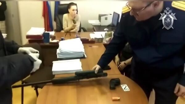 Следственные действия в судебном участке мирового судьи Новокузнецка, где вооруженный мужчина убил судебного пристава и тяжело ранил свидетеля-женщину Следственные действия в судебном участке мирового судьи Новокузнецка, где вооруженный мужчина убил судебного пристава и тяжело ранил свидетеля-женщину
