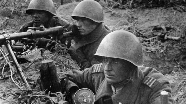 Великая Отечественная война 1941-1945 гг. Освобождение Польши от немецко-фашистских захватчиков. В предместьях Вашавы. Красноармейцы с противотанковым ружьем готовятся к отражению танковой атаки Великая Отечественная война 1941-1945 гг. Освобождение Польши от немецко-фашистских захватчиков. В предместьях Вашавы. Красноармейцы с противотанковым ружьем готовятся к отражению танковой атаки