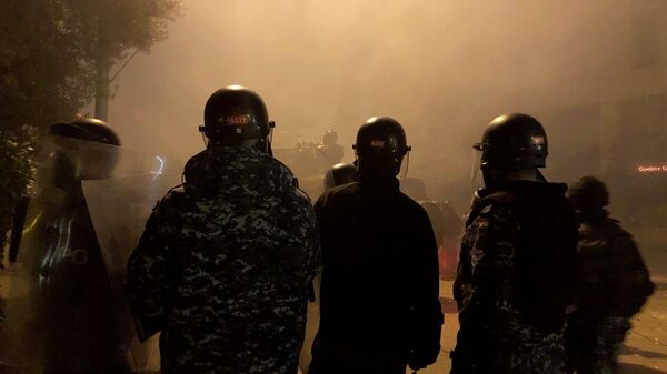 Полиция во время акции протеста в Бейруте Полиция во время акции протеста в Бейруте