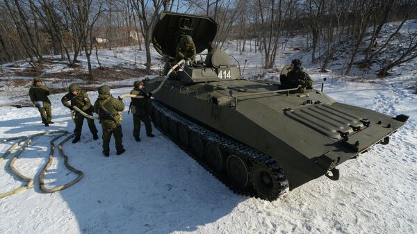 Бойцы во время укладки удлиненного заряда в машину разминирования УР-77 Метеорит во время учений ТОФ в Приморском крае Бойцы во время укладки удлиненного заряда в машину разминирования УР-77 Метеорит во время учений ТОФ в Приморском крае