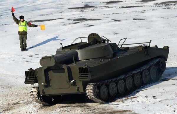 Регулировщик и машина разминирования УР-77 Метеорит во время учений в Приморском крае Регулировщик и машина разминирования УР-77 Метеорит во время учений в Приморском крае
