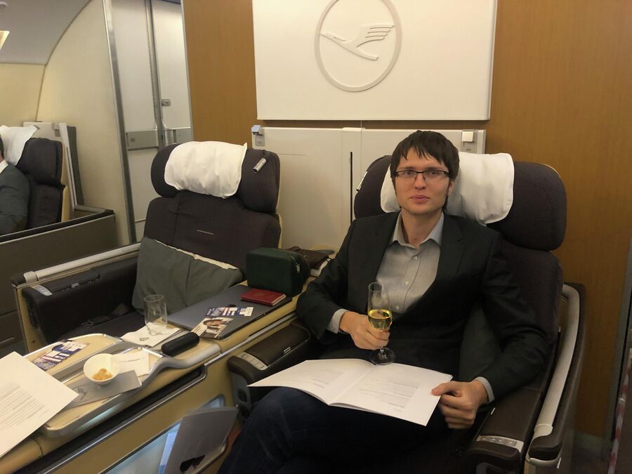Первый класс самолета одной из компании германских авиалиний Первый класс самолета одной из компании германских авиалиний