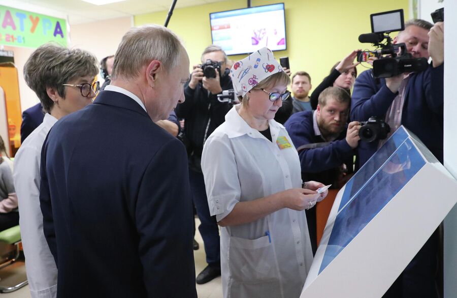 Президент России Владимир Путин во время посещения Детской поликлиники ГУЗ Усманская ЦРБ в городе Усмань Президент России Владимир Путин во время посещения Детской поликлиники ГУЗ Усманская ЦРБ в городе Усмань