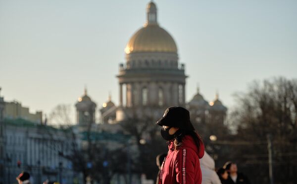 Китайская туристка на Дворцовой площади в Санкт-Петербурге Китайская туристка на Дворцовой площади в Санкт-Петербурге