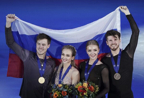 Призеры соревнований в танцах на льду чемпионата Европы по фигурному катанию на церемонии награждения (слева направо): Виктория Синицина и Никита Кацалапов (Россия) - золотые медали, Александра Степанова и Иван Букин (Россия) - бронзовые медали. Призеры соревнований в танцах на льду чемпионата Европы по фигурному катанию на церемонии награждения (слева направо): Виктория Синицина и Никита Кацалапов (Россия) - золотые медали, Александра Степанова и Иван Букин (Россия) - бронзовые медали.