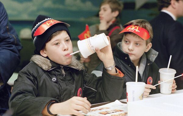 Посетители в первом Макдональдсе в Москве. 31 января 1990 год Посетители в первом Макдональдсе в Москве. 31 января 1990 год