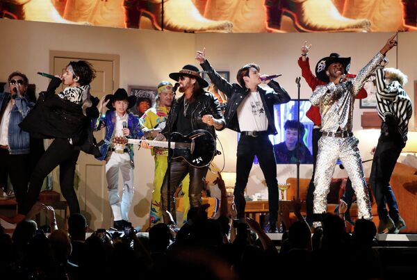 Lil' Nas X, Billy Rae Cyrus и BTS во время выступления на церемонии вручения премии Грэмми в Лос-Анджелесе Lil' Nas X, Billy Rae Cyrus и BTS во время выступления на церемонии вручения премии Грэмми в Лос-Анджелесе