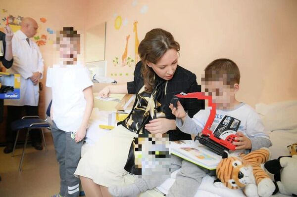 Детский омбудсмен Анна Кузнецова навестила в больнице детей, которых отец оставил в аэропорту Шереметьево Детский омбудсмен Анна Кузнецова навестила в больнице детей, которых отец оставил в аэропорту Шереметьево