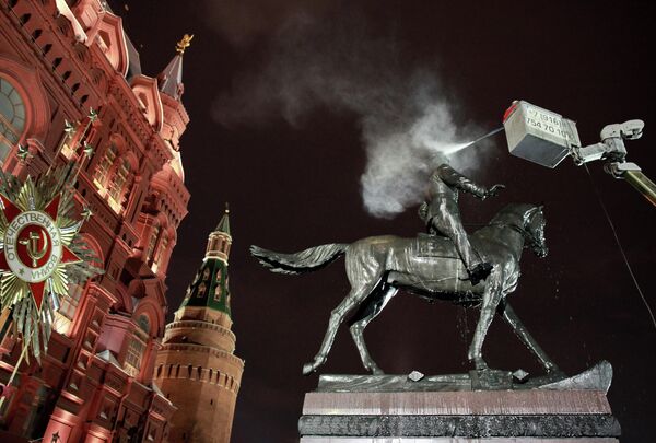 Памятник Г.К.Жукову помыли в Москве Памятник Г.К.Жукову помыли в Москве