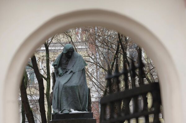 Памятник Николаю Гоголю на Никитском бульваре в Москве Памятник Николаю Гоголю на Никитском бульваре в Москве