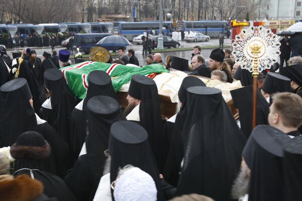 Траурная процессия с гробом патриарха Алексия II Траурная процессия с гробом патриарха Алексия II