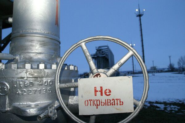 Кран с надписью Не открывать на компрессорной станции Кран с надписью Не открывать на компрессорной станции