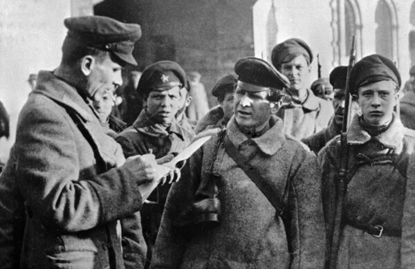 Чекисты Дзержинского получают очередное боевое задание Чекисты Дзержинского получают очередное боевое задание