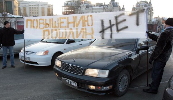 Митинг против пошлин и запрета правого руля прошел во Владивостоке Митинг против пошлин и запрета правого руля прошел во Владивостоке