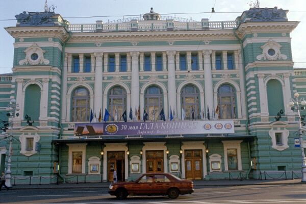 Фасад здания Мариинского театра оперы и балета в Санкт-Петербурге Фасад здания Мариинского театра оперы и балета в Санкт-Петербурге