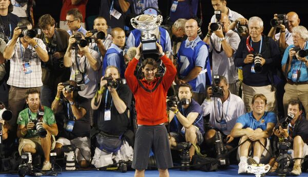 Рафаэль Надаль с главным трофеем Australian Open Рафаэль Надаль с главным трофеем Australian Open