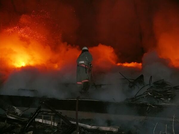 Пожар в здании бывшего общежития в поселке Аксарайский Пожар в здании бывшего общежития в поселке Аксарайский