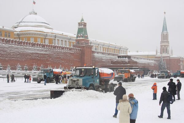 Более 200 тыс кубометров снега вывезли с начала снегопада в Москве Более 200 тыс кубометров снега вывезли с начала снегопада в Москве
