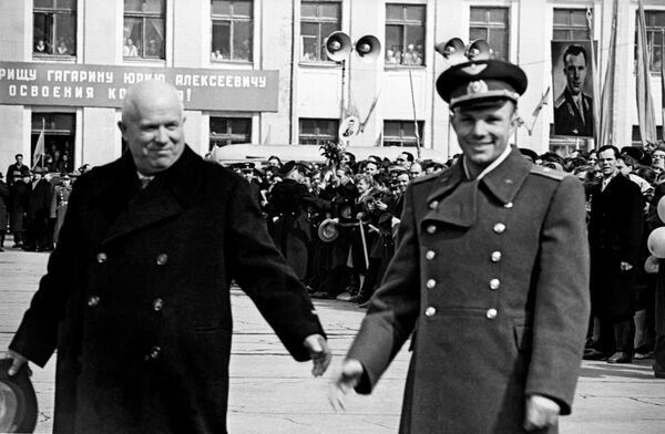 Ю.Гагарин, Н.Хрущев на Внуковском аэродроме после завершения полета Ю.Гагарин, Н.Хрущев на Внуковском аэродроме после завершения полета