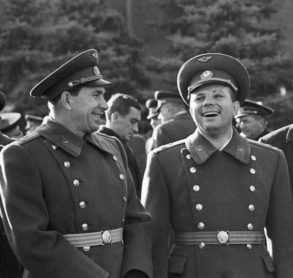 Космонавты Беляев и Гагарин на Красной площади Космонавты Беляев и Гагарин на Красной площади