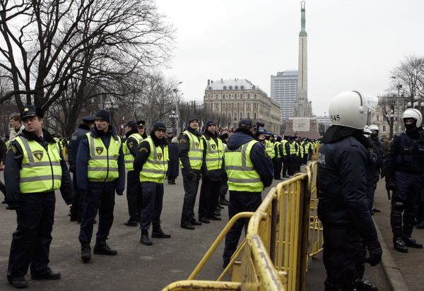 Сотрудники рижской полиции у памятника Свободы. Архив Сотрудники рижской полиции у памятника Свободы. Архив