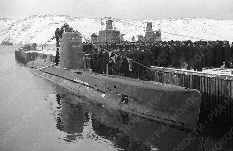 Моряки Северного флота принимают подводную лодку Моряки Северного флота принимают подводную лодку