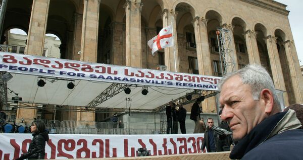 На площади перед парламентом Грузии в Тбилиси На площади перед парламентом Грузии в Тбилиси