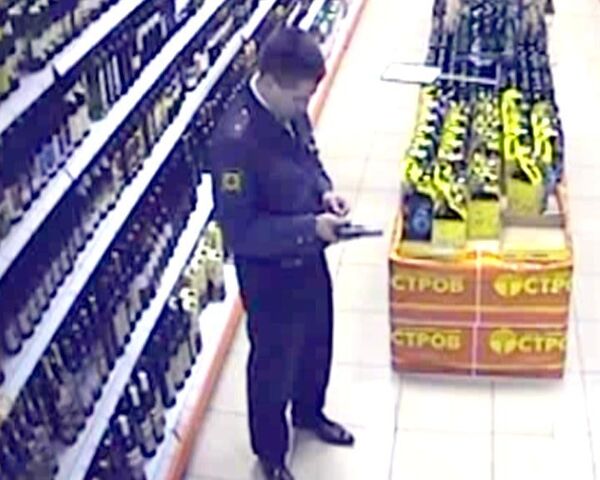 Милиционер в Москве расстрелял людей в магазине. Видео камеры слежения Милиционер в Москве расстрелял людей в магазине. Видео камеры слежения