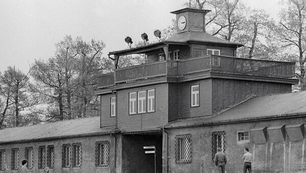 Главный вход на территорию бывшего концлагеря Бухенвальд. Главный вход на территорию бывшего концлагеря Бухенвальд.