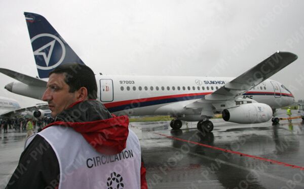 Российский самолет Sukhoi Superjet 100 на аэрокосмическом салоне в Ле-Бурже Российский самолет Sukhoi Superjet 100 на аэрокосмическом салоне в Ле-Бурже