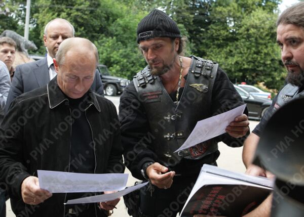 Премьер-министр РФ В.Путин посетил мотоклуб Ночные волки в Москве Премьер-министр РФ В.Путин посетил мотоклуб Ночные волки в Москве