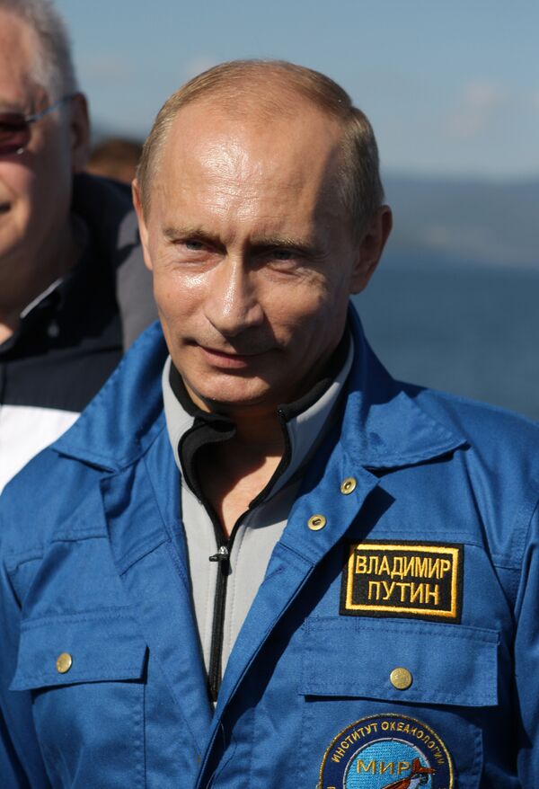 Премьер-министр РФ Владимир Путин совершил погружение на дно озера Байкал Премьер-министр РФ Владимир Путин совершил погружение на дно озера Байкал