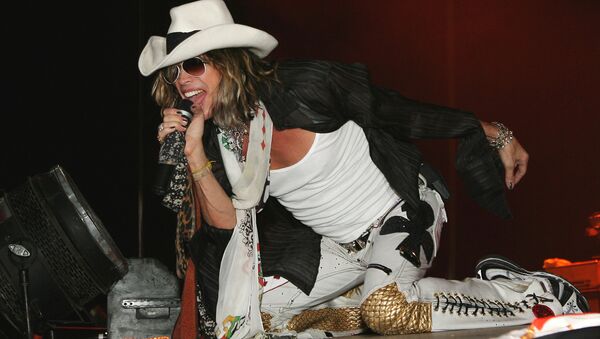 Стивен Тайлер. Концерт группы Aerosmith в СК Олимпийский. Архивное фото Стивен Тайлер. Концерт группы Aerosmith в СК Олимпийский. Архивное фото