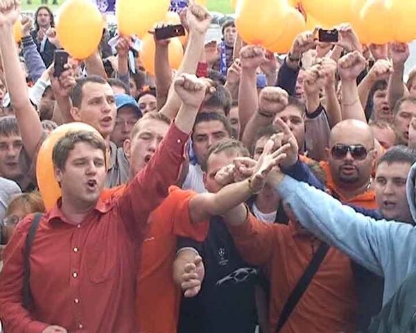 Дика Адвоката провожали песнями и салютом в аэропорту Пулково Дика Адвоката провожали песнями и салютом в аэропорту Пулково