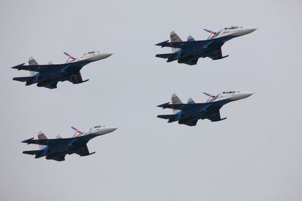 Пилотажная группа Русские витязи на четырех истребителях Су-27 Пилотажная группа Русские витязи на четырех истребителях Су-27
