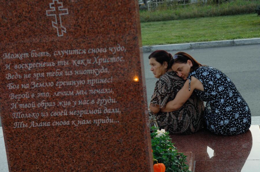 На мемориальном кладбище Беслана, где похоронены жертвы теракта На мемориальном кладбище Беслана, где похоронены жертвы теракта