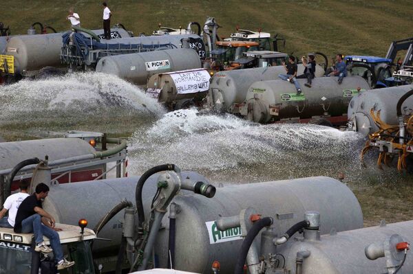 Протест производителей молока Протест производителей молока