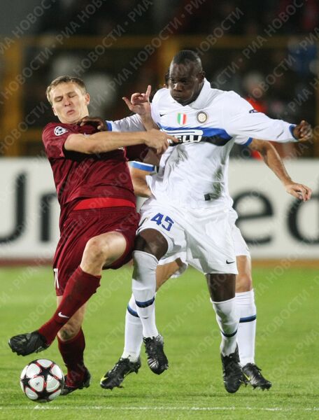 Марио Балотелли (№ 45, справа) и Александр Бухаров (№ 11, слева) Марио Балотелли (№ 45, справа) и Александр Бухаров (№ 11, слева)