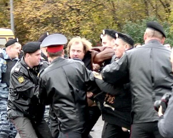 Митинг на Черкизовском рынке закончился арестом торговцев Митинг на Черкизовском рынке закончился арестом торговцев
